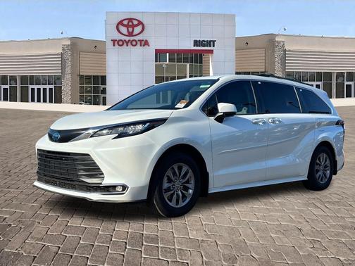 2022 Toyota Sienna XLE 8 Passenger
