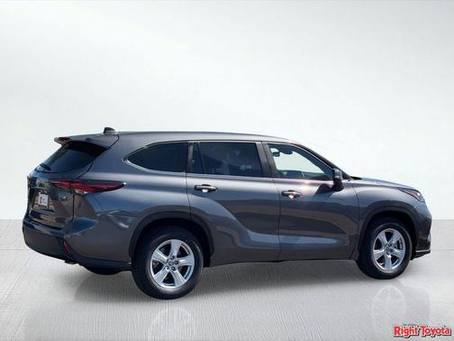 Magnetic Gray Metallic 2025 Toyota Highlander LE