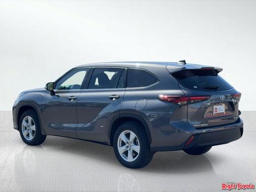 Magnetic Gray Metallic 2025 Toyota Highlander LE