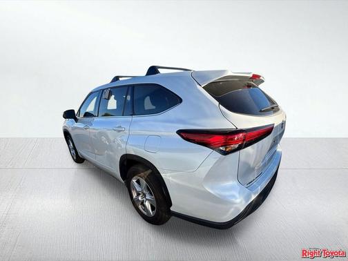 Wind Chill Pearl 2022 Toyota Highlander LE