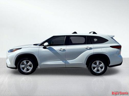 Wind Chill Pearl 2022 Toyota Highlander LE