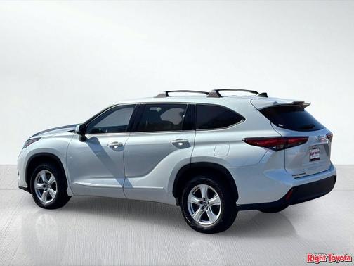 Wind Chill Pearl 2022 Toyota Highlander LE