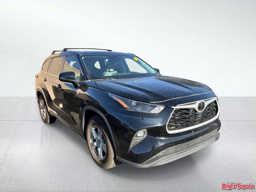 Midnight Black Metallic 2023 Toyota Highlander LE