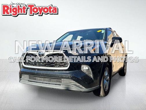 Midnight Black Metallic 2023 Toyota Highlander LE