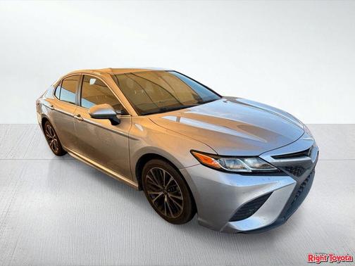 Celestial Silver Metallic 2018 Toyota Camry SE