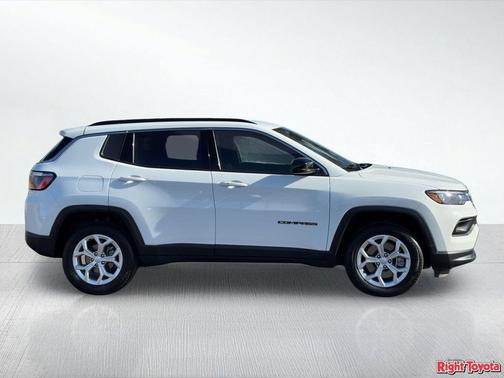 Bright White Clearcoat 2024 Jeep Compass Latitude