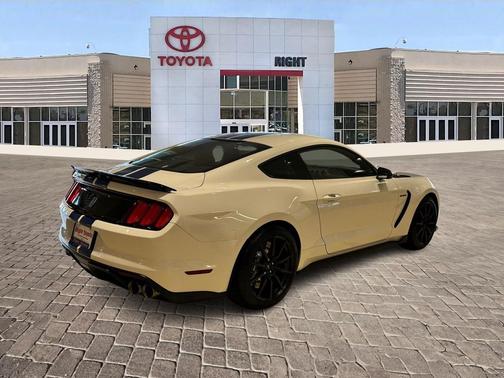 2017 Ford Shelby GT350 Base