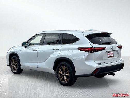 Wind Chill Pearl 2023 Toyota Highlander Hybrid XLE