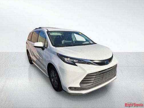 Super White 2021 Toyota Sienna LE