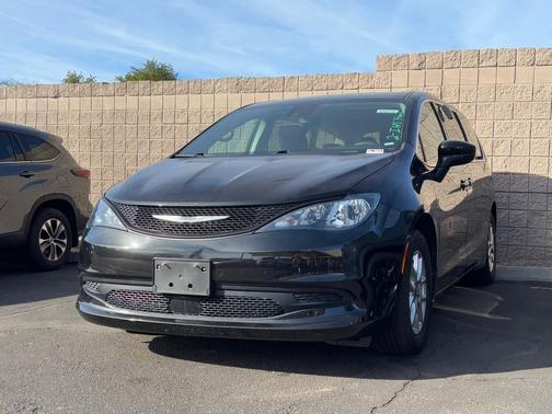2023 Chrysler Voyager LX