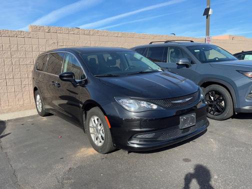2023 Chrysler Voyager LX