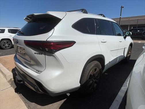 2022 Toyota Highlander Hybrid XLE