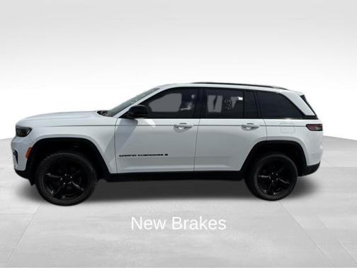 Bright White Clearcoat 2023 Jeep Grand Cherokee Altitude