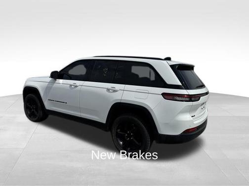 Bright White Clearcoat 2023 Jeep Grand Cherokee Altitude