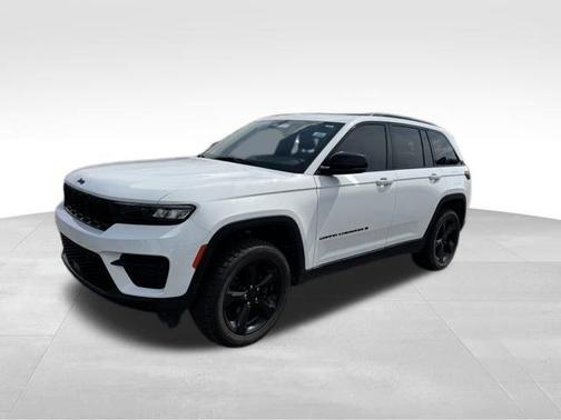 Bright White Clearcoat 2023 Jeep Grand Cherokee Altitude