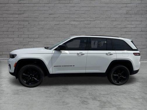 Bright White Clearcoat 2023 Jeep Grand Cherokee Altitude