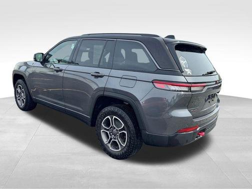 Metallic 2022 Jeep Grand Cherokee Trailhawk