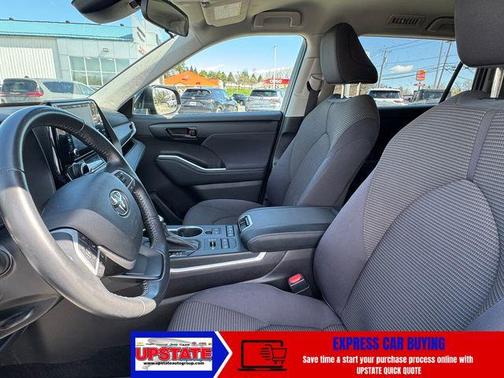 Midnight Black Metallic 2022 Toyota Highlander LE