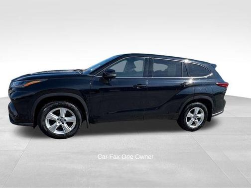Midnight Black Metallic 2022 Toyota Highlander LE