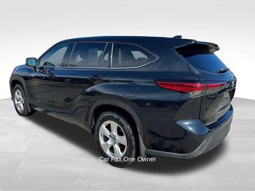 Midnight Black Metallic 2022 Toyota Highlander LE