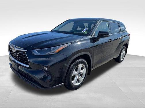 Midnight Black Metallic 2022 Toyota Highlander LE