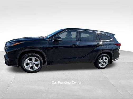 Midnight Black Metallic 2022 Toyota Highlander LE