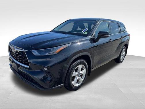 Midnight Black Metallic 2022 Toyota Highlander LE