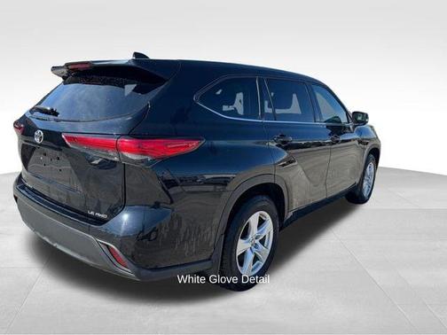 Midnight Black Metallic 2022 Toyota Highlander LE