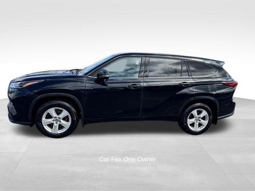 Midnight Black Metallic 2022 Toyota Highlander LE