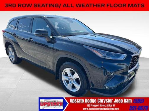 Midnight Black Metallic 2022 Toyota Highlander LE