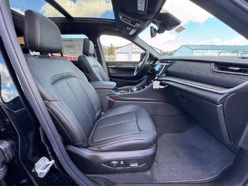 Gloss Black 2027 Jeep Grand Cherokee Limited