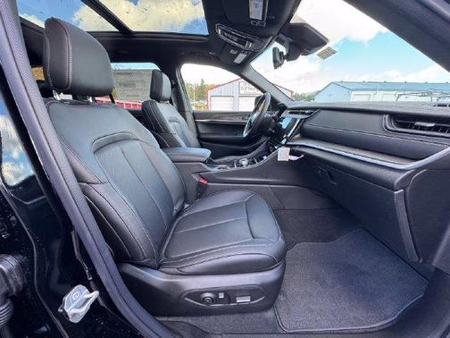 Gloss Black 2027 Jeep Grand Cherokee Limited