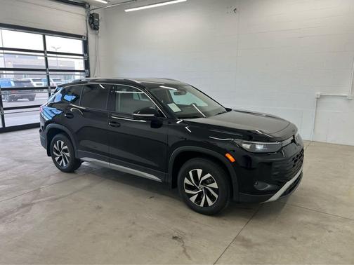 deep black pearl 2026 Volkswagen Tiguan 2.0T S