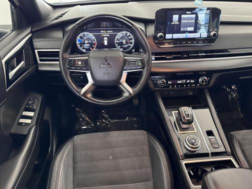 White Diamond 2023 Mitsubishi Outlander SE S-AWC