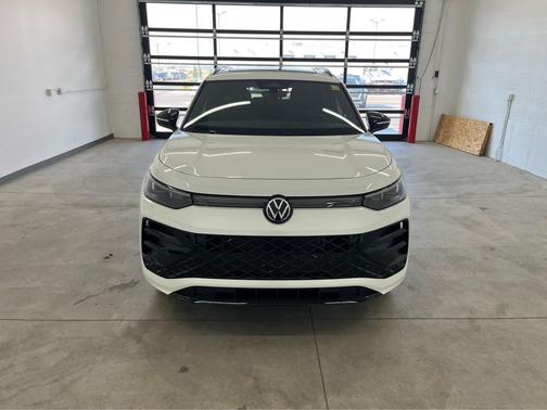 2025 Volkswagen Tiguan 2.0T SE R-Line Black 4MOTION