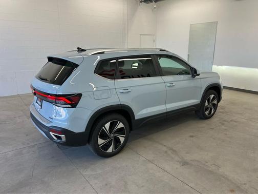 Monument Gray 2026 Volkswagen Taos SE