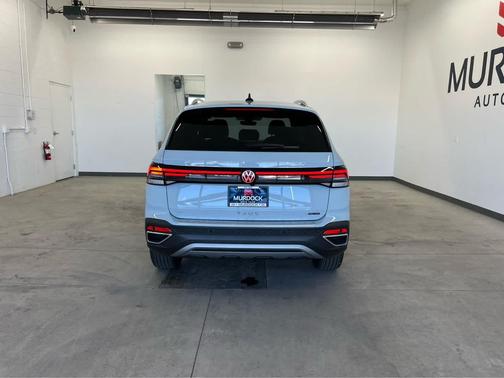 Monument Gray 2026 Volkswagen Taos SE