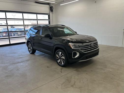 Deep Black Pearl 2026 Volkswagen Atlas 2.0T SE w/Technology 4MOTION