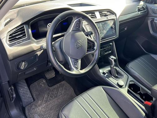 Deep Black Pearl 2022 Volkswagen Tiguan 2.0T SE 4MOTION