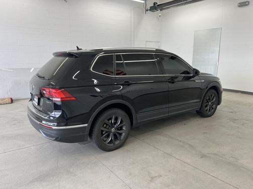 Deep Black Pearl 2022 Volkswagen Tiguan 2.0T SE 4MOTION