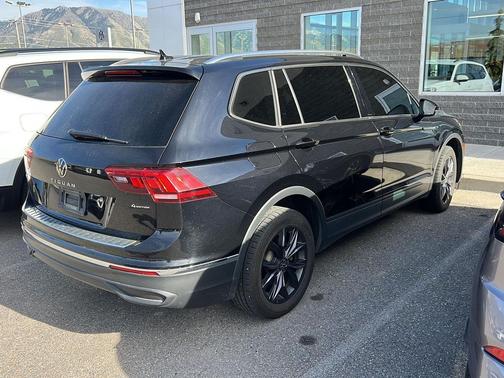 Deep Black Pearl 2022 Volkswagen Tiguan 2.0T SE 4MOTION
