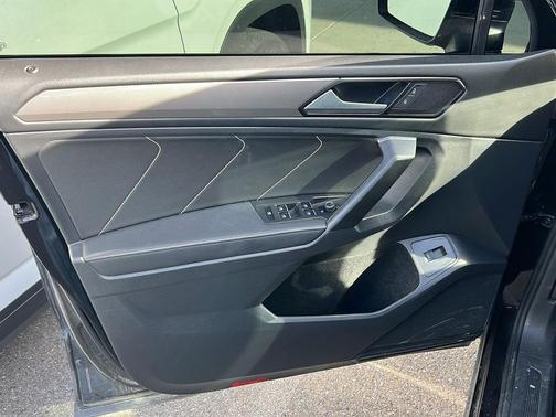 Deep Black Pearl 2022 Volkswagen Tiguan 2.0T SE 4MOTION