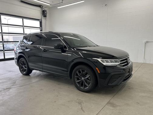 Deep Black Pearl 2022 Volkswagen Tiguan 2.0T SE 4MOTION