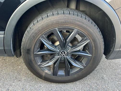 Deep Black Pearl 2022 Volkswagen Tiguan 2.0T SE 4MOTION