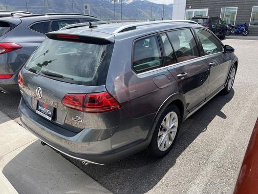 Platinum Gray Metallic 2017 Volkswagen Golf Alltrack TSI SE