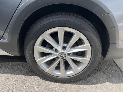 Platinum Gray Metallic 2017 Volkswagen Golf Alltrack TSI SE