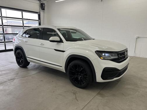 Opal White Pearl 2023 Volkswagen Atlas Cross Sport 3.6L V6 SEL Premium R-Line