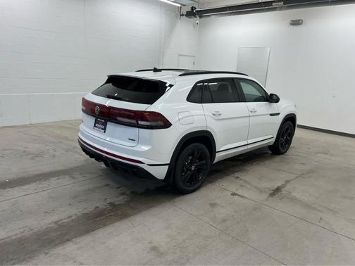 opal white pearl 2026 Volkswagen Atlas Cross Sport 2.0T SEL