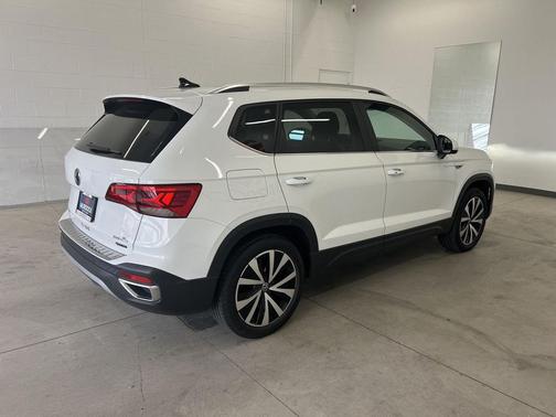 Pure White 2023 Volkswagen Taos SE