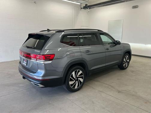 Platinum Gray Metallic 2025 Volkswagen Atlas 2.0T SE w/Technology 4MOTION